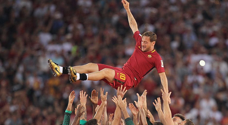 
                <strong>Der tränenreiche Abschied das Francesco Totti</strong><br>
                Zum Abschluss hebt er dann noch mehrmals ab - dank seiner Teamkollegen, bei denen ebenfalls so manche Träne fließt.
              