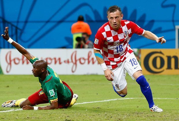 
                <strong>Ivica Olic (1 Tor, Kroatien, VfL Wolfsburg)</strong><br>
                Mit seinen 34 Jahren zählt Ivica Olic zweifellos zu den älteren Feldspielern bei der WM. Doch schon beim Eröffnungsspiel stellt das Schlitzohr die Brasiliener vor arge Probleme, gegen Kamerun trifft er dann auch zum 1:0 und bejubelt mit seinen Teamkollegen einen 4:0-Erfolg.
              