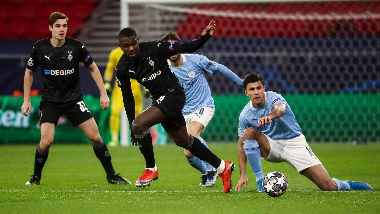 
                <strong>Rose setzt auf Schnelligkeit: Thuram und Embolo beginnen</strong><br>
                Alles oder nichts: Um das 0:2 aus dem Hinspiel aufzuholen, stellt Trainer Marco Rose offensiv auf. Breel Embolo beginnt in der Sturmspitze, über die Außen kommen Marcus Thuram und Jonas Hofmann. Lars Stindl agiert auf der 10. Im Hinspiel saßen Thuram und Embolo noch auf der Bank. Es dauert aber nicht lange, bis aus dem Alles ein Nichts wird. 
              