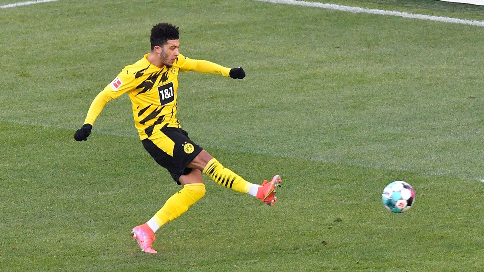 
                <strong>Jadon Sancho</strong><br>
                Ist unter der Woche um halb sechs Uhr joggen gegangen, auf dem Platz von Beginn an emsig über die linke Seite. Folgerichtig bringt er den BVB nach einem Solo in Führung (25.). Auch danach sehr engagiert und auffälligster BVB-Offensivspieler. ran-Note: 2
              