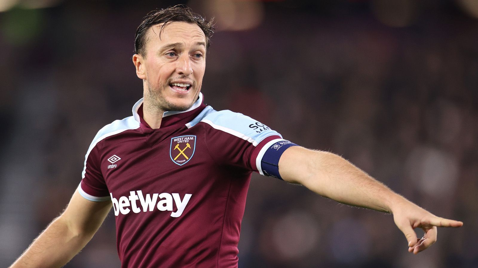 
                <strong>Mark Noble</strong><br>
                Zu guter Letzt als "Honorable Mention": Mark Noble. Die Vereinslegende verbrachte nahezu seine gesamte Karriere bei den "Irons", ist Rekordspieler und war lange Kapitän der Mannschaft. Seine Loyalität hat ihm den Spitznamen "Mr West Ham" eingebracht. Mittlerweile sieht der 34-jährige zentrale Mittelfeldmann nicht mehr viel Einsatzzeit, ist aber immer noch ein wichtiger Baustein im Kader, auf und abseits des Platzes.
              