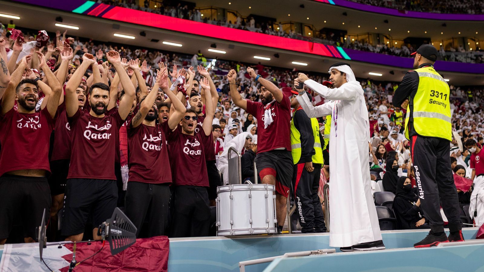 
                <strong>Stimmung lediglich von gekauften Fans</strong><br>
                Ein wenig Stimmung von Seiten der Kataris gab es aber dennoch. Eine kleine Gruppierung von vermeintlich gegen Geld engagierten Supportern feuerte die katarische Nationalmannschaft bis zum Schluss unermüdlich an. Den künftigen WM-Spielen des Gastgebers bleibt nur zu wünschen, dass sich ein solches Bild von den Rängen nicht nochmal wiederholt.
              