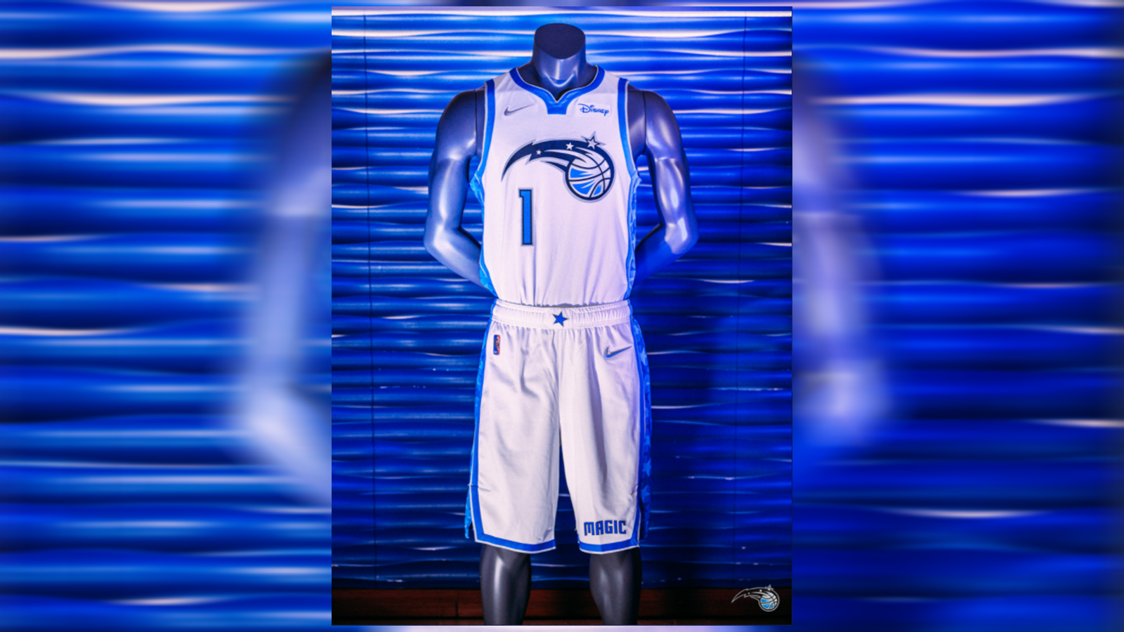 
                <strong>Orlando Magic</strong><br>
                Wirklich kreativ erscheint das neue Trikot der Magic nicht. Weiß mit blauer Umrandung und einem Logo über der großen Zahl - das kennt der NBA-Fan bereits. Heißt aber nicht, dass es nicht gut aussieht. 
              