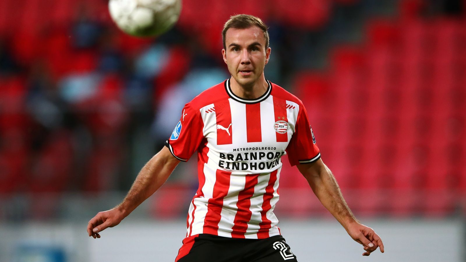 
                <strong>Mario Götze (PSV Eindhoven)</strong><br>
                Wie die "Bild" berichtet, war einer der Spieler, die Flick im Sommer 2020 gerne an die Säbener Straße (zurück-)geholt hätte, Weltmeister Mario Götze. Flick soll den damals ablösefreien Profi sogar persönlich kontaktiert haben, um den Ex-Dortmunder zu überzeugen, erneut beim FC Bayern München zu unterzeichnen. Da aber die Bayern-Verantwortlichen vom Alleingang Flicks irritiert gewesen sein sollen, kam es letztlich nicht zu einem erneuten Götze-Wechsel an die Isar. Zwischen 2013 und 2016 lief dieser bereits für die Münchner auf und gewann mit dem FCB unter anderem drei Meistertitel sowie zwei Mal den DFB-Pokal. Statt nach München wechselte der Ex-Nationalspieler in die Niederlande zur PSV Eindhoven, wo er unter dem deutschen Coach Roger Schmidt wieder aufblühte.
              