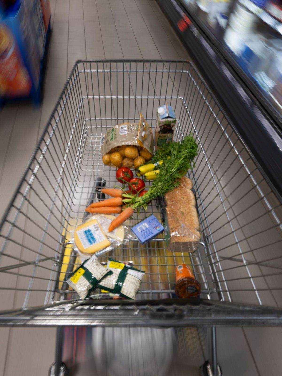 Einkaufswagen mit Lebensmitteln