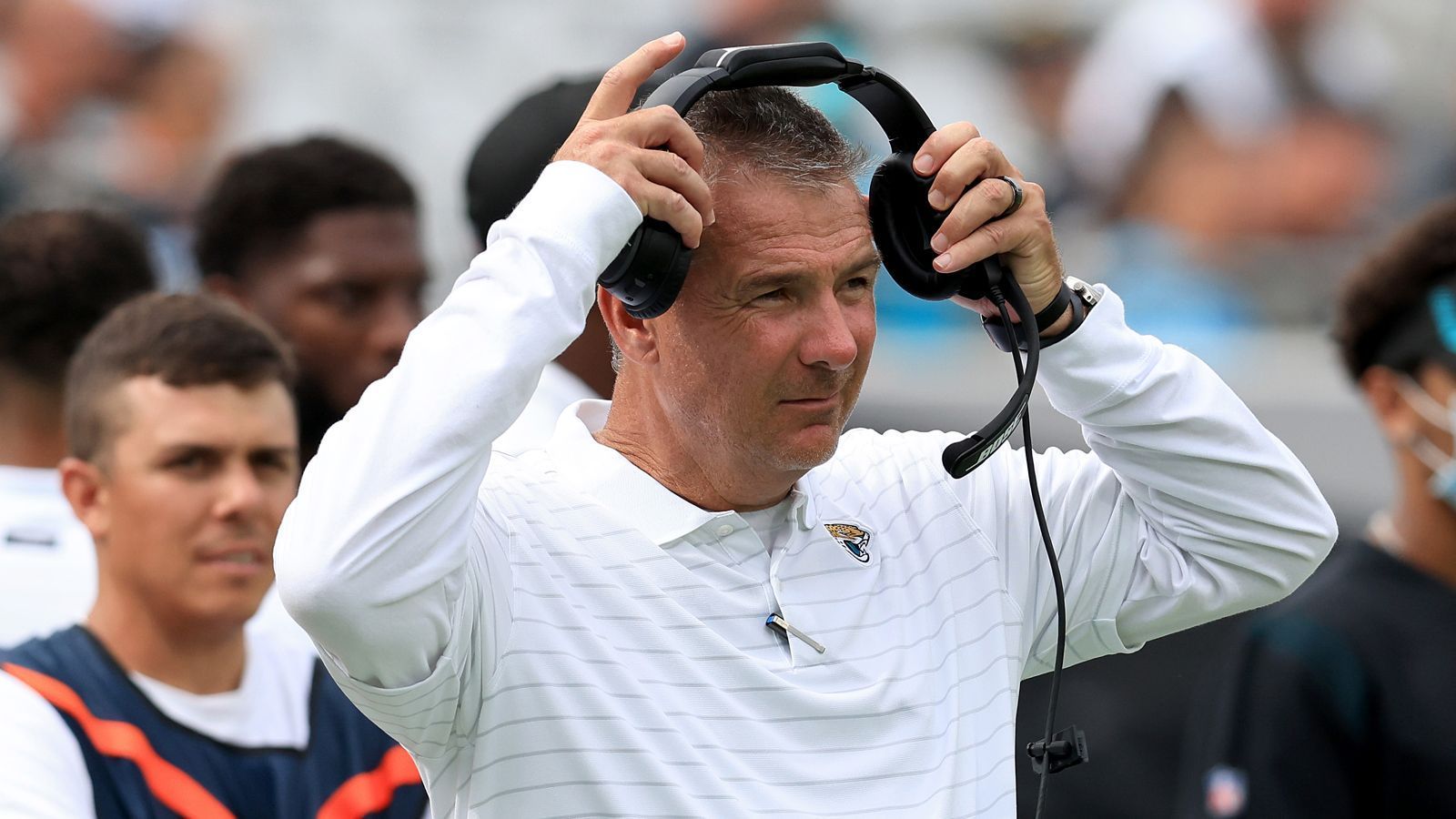 
                <strong>Urban Meyer (Jacksonville Jaguars)</strong><br>
                Nach nur drei Spielen in der NFL ist Urban Meyer gehörig unter Druck. Nach etlichen erfolgreichen Jahren am College steht der 57-jährige mit den Jacksonville Jaguars noch ohne Sieg da. Die Umstellung von College- auf NFL-Football ist Meyer noch nicht gelungen. Schon vor der Saison gab es Experten, die ein solches Szenario befürchteten. Auch Top-Pick Trevor Lawrence konnte noch nicht überzeugen - für viele ein Versäumnis des Trainers.
              