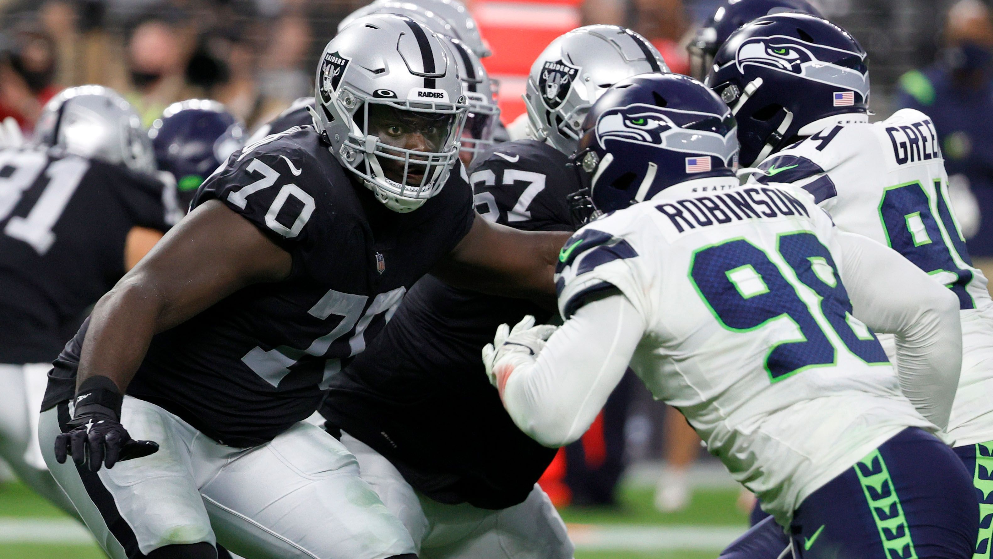 
                <strong>Alex Leatherwood – Offensive Tackle, Alabama (17. Pick, Draft 2021)</strong><br>
                Ähnlich wie Clelin Ferrell sorgte auch die Auswahl von Leatherwood für hochgezogene Augenbrauen. Der Alabama-Star wurde ebenfalls niedriger eingeschätzt, doch die Raiders blieben ihrer Strategie treu. In seiner Rookie-Saison offenbarte Leatherwood große Probleme auf der Tackle-Position, auch ein Wechsel zum Guard brachte nicht den gewünschten Erfolg. Nach nur einer Saison zog Las Vegas die Reißleine – übrigens auch bei General Manager Mike Mayock, der bereits im Januar 2022 seine Koffer packen musste. Leatherwood musste jedoch nicht lange warten -  einen Tag nach dem Roster Cut wurde er von den Chicago Bears verpflichtet.
              