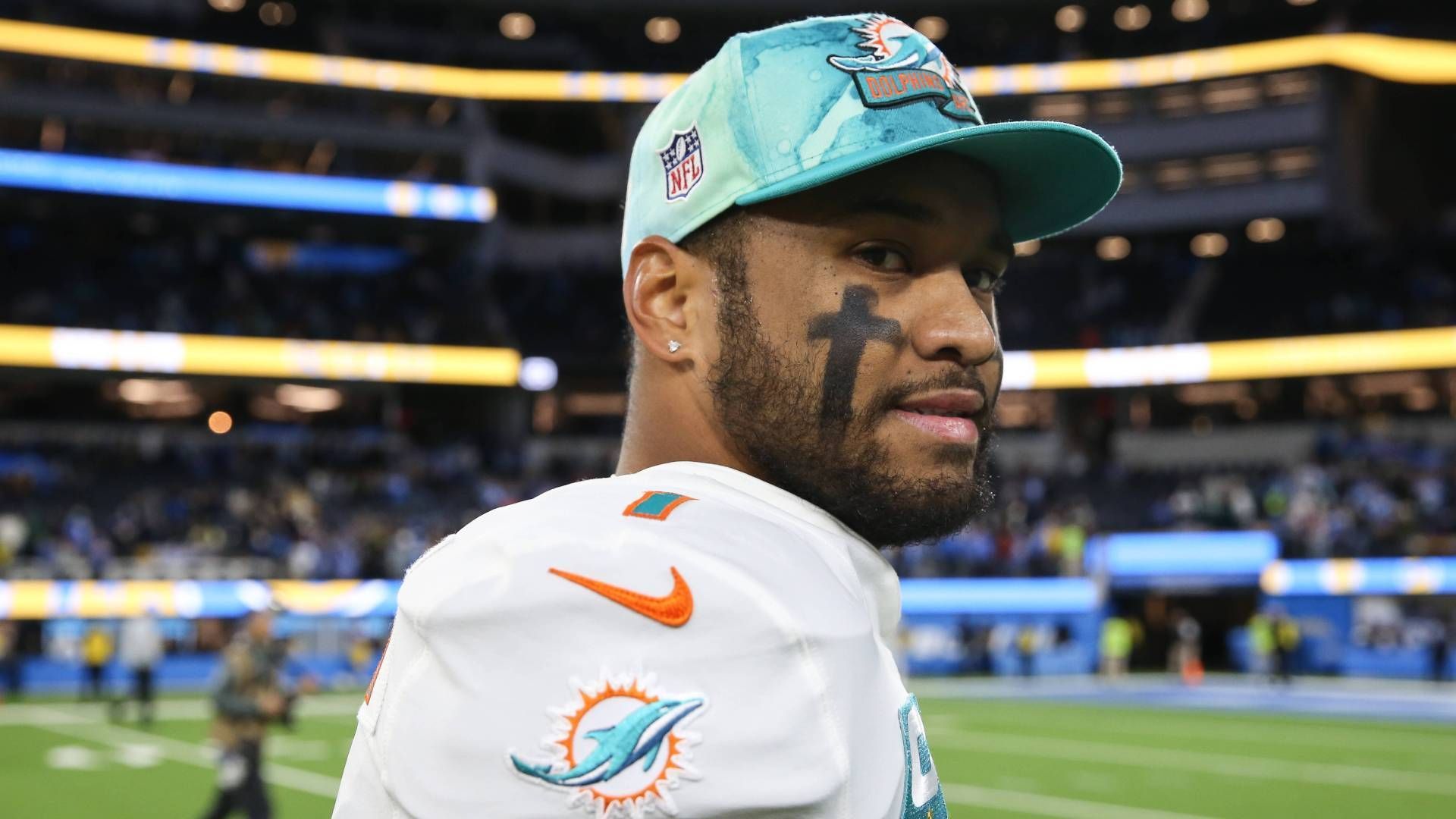 
                <strong>Verlierer: Miami Dolphins</strong><br>
                Überschaubare vier Picks hatten die Dolphins im Draft 2023, die Folge von Trades in der Vergangenheit sowie dem aberkannten First-Rounder wegen unerlaubter Abwerbeversuche im Vorjahr. Mit vier Picks, von denen zwei erst ab Runde sechs gelten, kann kaum ein General Manager etwas anfangen. Somit konnten viele Baustellen im Kader nicht geschlossen werden. In der AFC East, in der nun neben den starken Buffalo Bills auch Aaron Rodgers beheimatet ist, dürfte das für die Playoffs zu wenig sein.
              