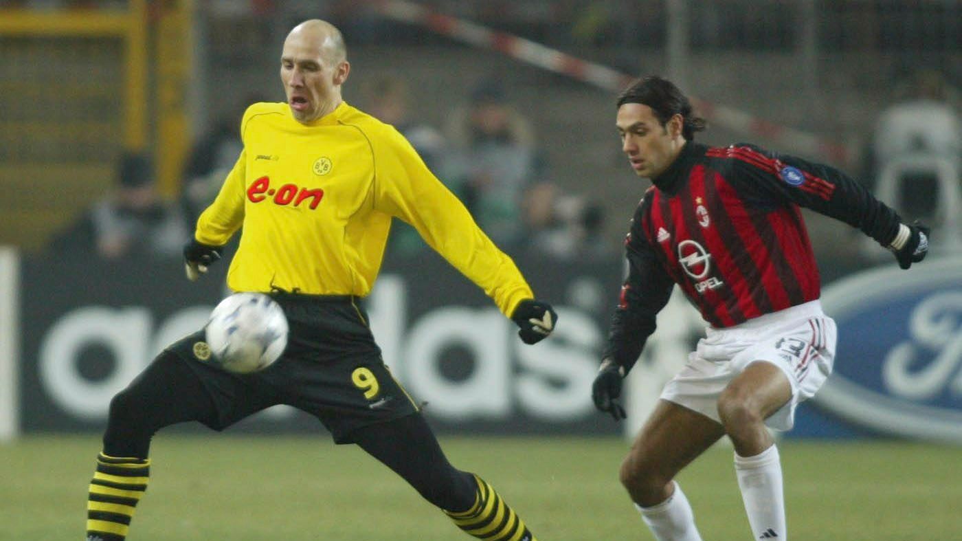 <strong>Champions League 2002/2003: Die Gruppenphasen</strong><br>Für die deutschen Mannschaften verliefen die Gruppenphasen eher unglücklich: Der FC Bayern erlebte ein absolutes Desaster, scheiterte bereits in der ersten Phase als Gruppenletzter hinter der AC Milan Deportivo La Coruna und RC Lens. Der BVB und Leverkusen schafften es in die zweite Runde, flogen dann aber ebenfalls raus.