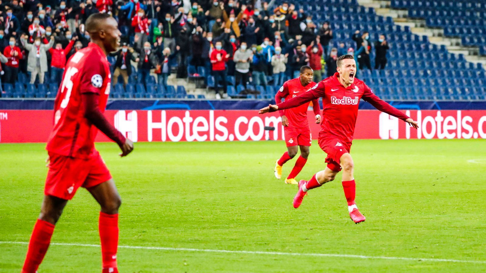 
                <strong>Zlatko Junuzovic (RB Salzburg)</strong><br>
                Oder wie wär's mit Zlatko Junuzovic? Sechseinhalb Jahre schnürte der Österreicher seine Fußballstiefel für Werder Bremen und ist mittlerweile für Red Bull Salzburg aktiv. Beim 2:2-Auftaktremis gegen Lok Moskau glänzte "Sladdi" mit einem Tor und einem Assist.
              