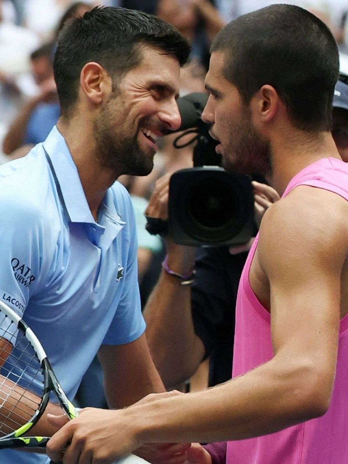Djokovic gratuliert Alcaraz nach dem klaren Ergebnis