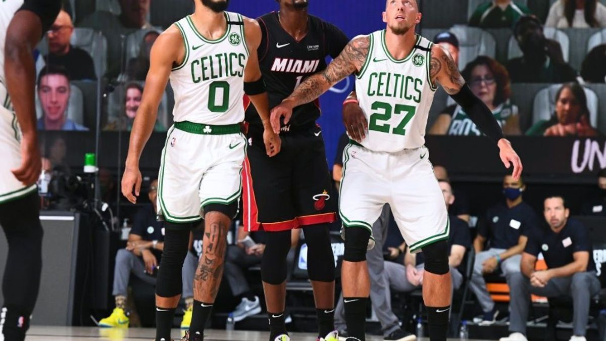 Daniel Theis (r.) verlor mit Boston gegen Miami