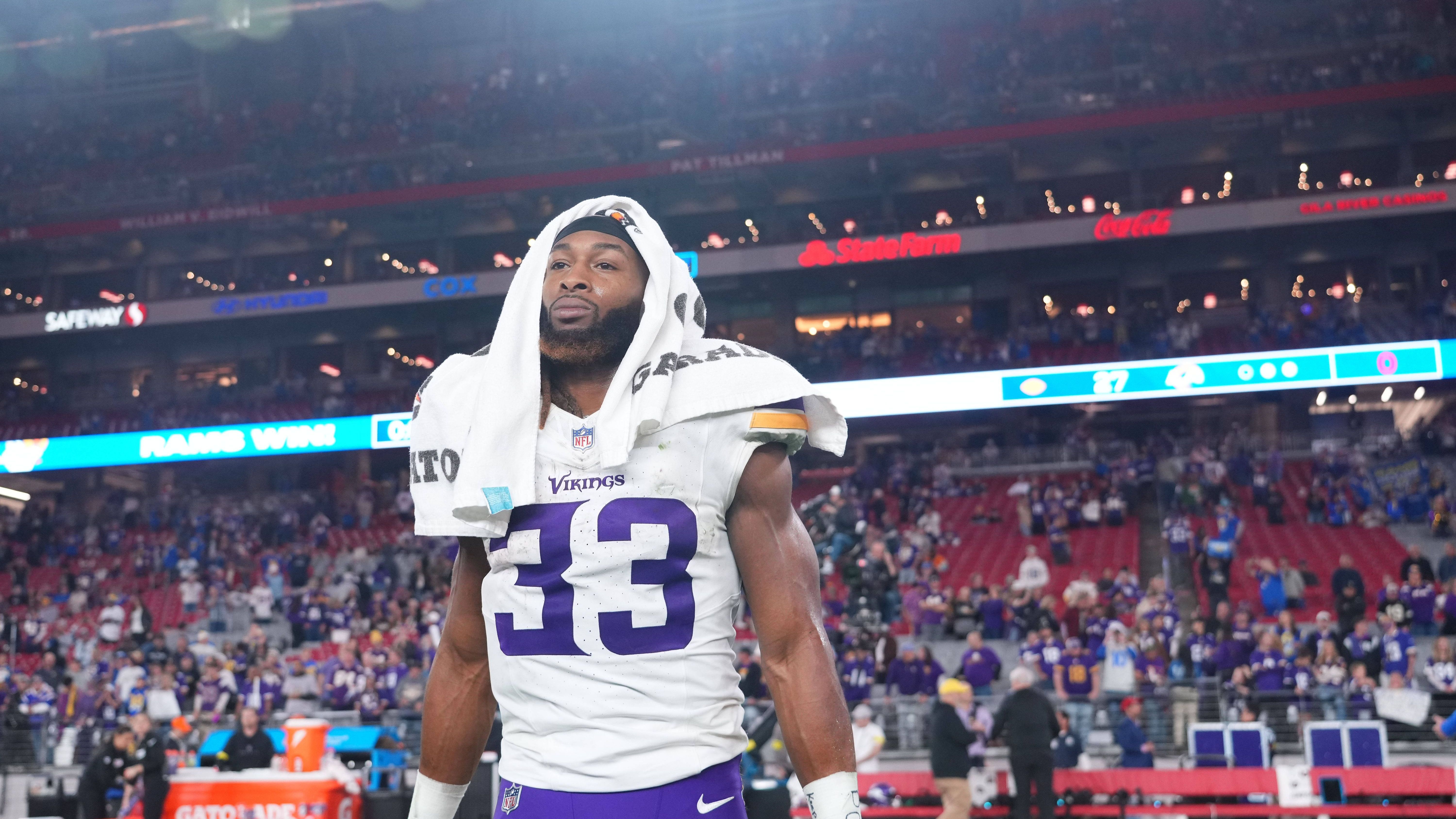 <strong>Aaron Jones (Minnesota Vikings)</strong><br>Die Minnesota Vikings binden Running Back Aaron Jones zwei weitere Jahre an sich. Er unterschrieb laut "ESPN" einen Vertrag für 20 Millionen Dollar, von denen ihm 13 Millionen garantiert sind. In der vergangenen Saison spielte er in allen 17 Regular-Season-Spielen und erzielte dabei fünf Touchdowns bei 1138 gerannten Yards.