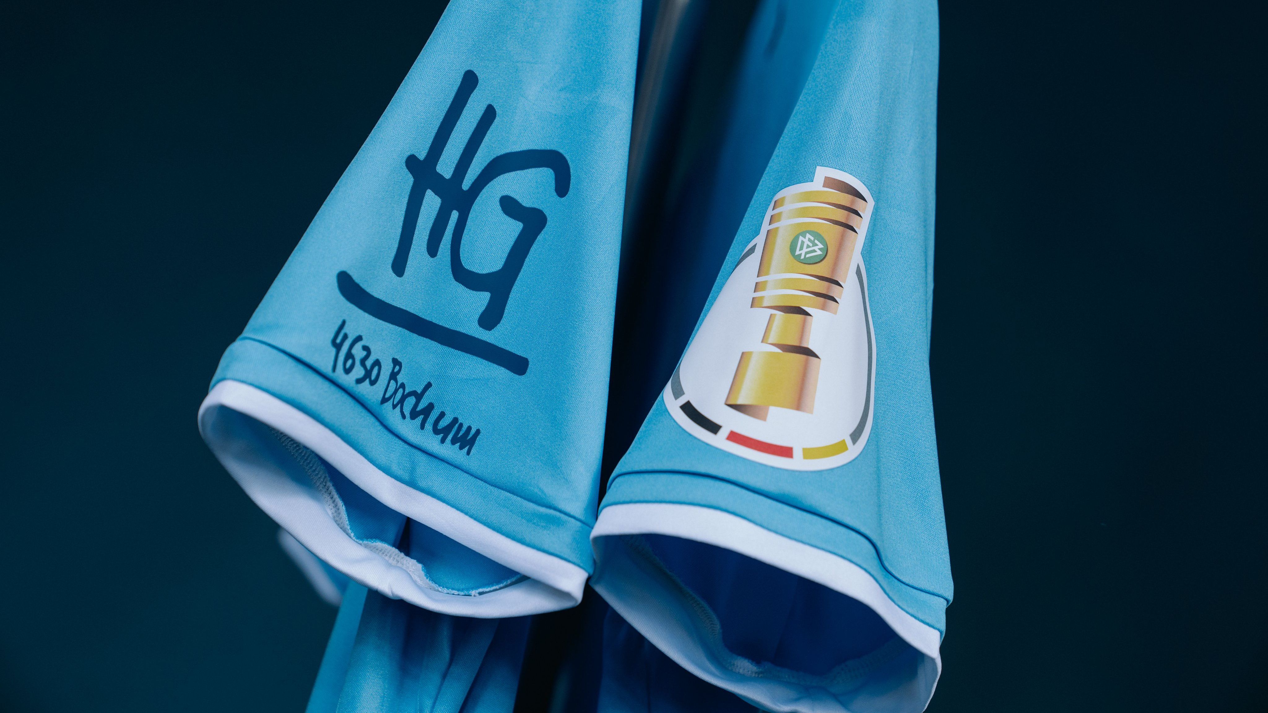 <strong>VfL Bochum</strong><br>Die Verbindung von Sänger Herbert Grönemeyer zum VfL Bochum ist hinlänglich bekannt. Nun findet der Musiker auch auf dem Trikot der Westfalen statt. Im DFB-Pokal zieren die Initialen von Grönemeyer sowie "4630 Bochum" den Ärmel des Trikots, so nannte der Musiker einst eines seiner Alben. Insgesamt standen 4.630 Trikots zum Verkauf. <strong><em>ran</em></strong> schaut auf die kuriosesten Trikot-Sponsoren.
