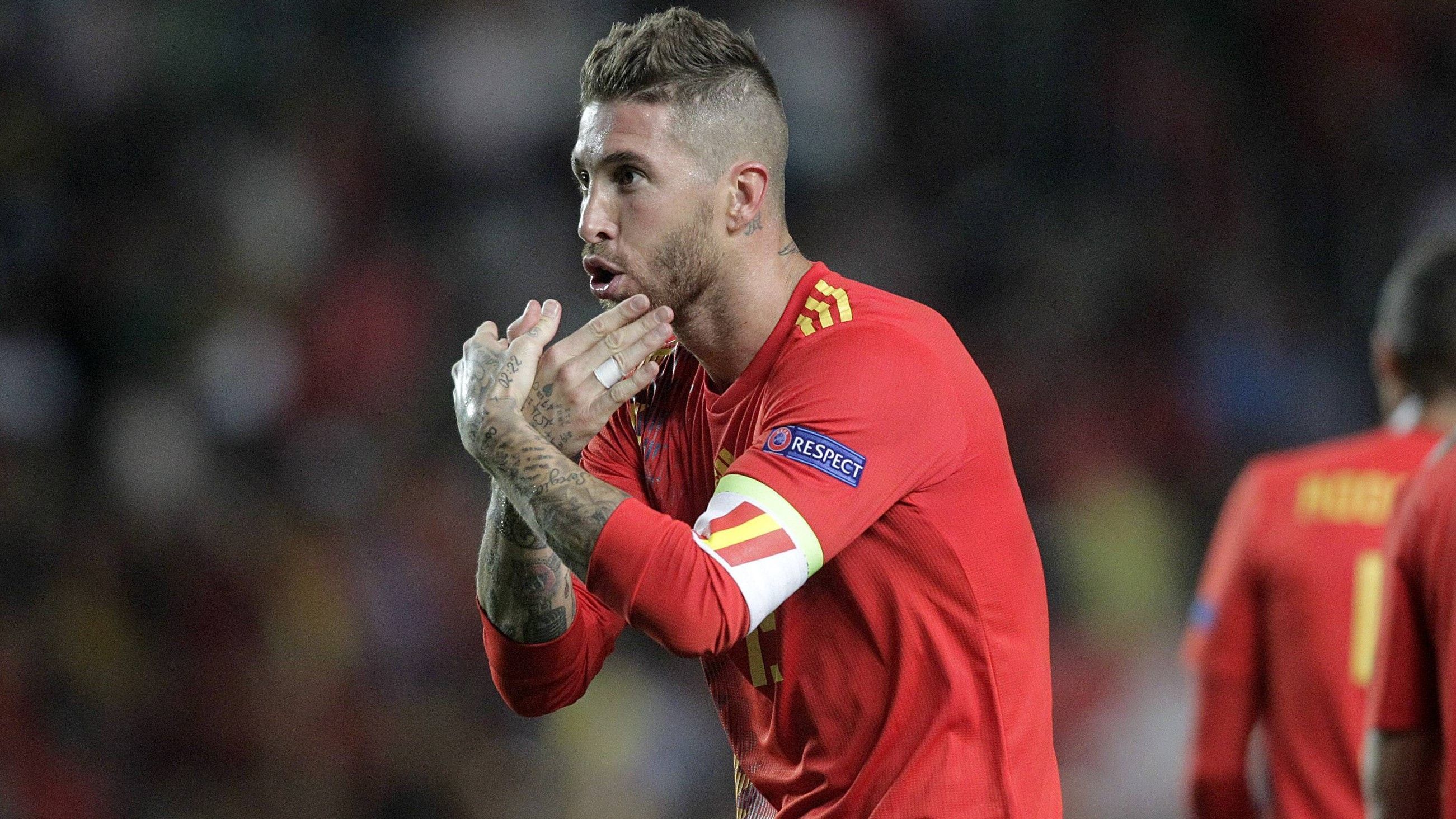 
                <strong>Sergio Ramos im Wandel</strong><br>
                Ramos lernte aus seinem Fehler, vielleicht wollte er den Frisurenunfall auch nur genauso schnell hinter sich lassen wie die Erinnerungen an die verkorkste WM 2018, bei der Spanien im Achtelfinale gegen Russland ausschied. Jedenfalls näherte sich der Abwehrmann wieder etwas, das man eine Frisur nennen kann. 
              