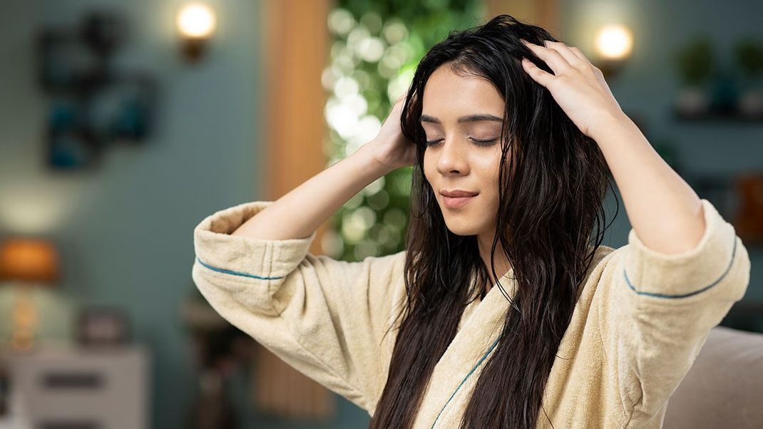 Shampoo, Conditioner und Co. pflegen unsere Kopfhaare – doch achten wir dabei auch auf unsere Kopfhaut? Wir haben die Fakten!