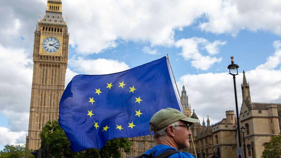Trotz des Brexit gibt es in Großbritannien nach wie vor einige Menschen, die einen Wiedereintritt in die EU befürworten würden. Im Bild: Menschen bei einem "Rejoin"-Marsch vor dem House of Parliament in London.