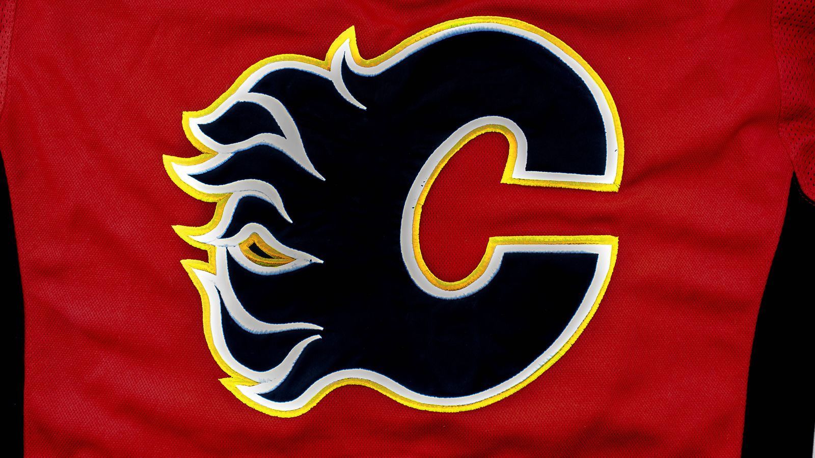 
                <strong>Calgary Flames</strong><br>
                Der Name stammt von den Atlanta Flames, die 1972 der NHL beitraten und 1980 nach Kanada umgezogen sind. Flames war eine Anspielung auf William T. Sherman. Dieser kämpfte auf Seiten der Nordstaaten im Sezessionskrieg. Sherman wurde bekannt durch die Einnahme Atlantas und dem daran anschließenden Marsch nach Savannah, Georgia. Flames erinnert daran, dass Atlanta damals niedergebrannt wurde. Trotz des Umzugs nach Calgary im Jahre 1980 wurde der Name beibehalten, weil Flammen gut zu einer Öl-Stadt wie Calgary passen. Das Logo wurde allerdings von einem brennenden A zu einem brennenden C abgeändert.
              