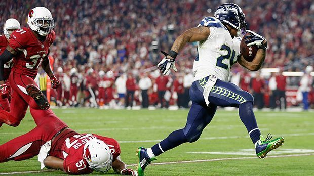 
                <strong>Marshawn Lynch Beast Quake 2</strong><br>
                2014 legte er den nächsten Highlight-Lauf hin: "Beast Quake 2.0". Gegen die Arizona Cardinals brach er erneut zahlreiche Tackle und erzielte einen 79-Yard-Touchdown. Den längsten seiner Karriere.
              