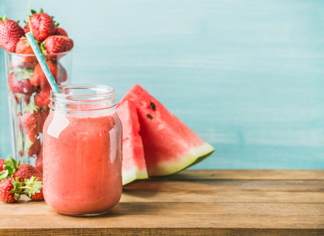 Wassermelone ist so lecker, aber auch so groß: Aus den Resten kannst du einen Smoothie mixen. Tipp: Melone und Erdbeere sind ein echtes Smoothie-Traumpaar!