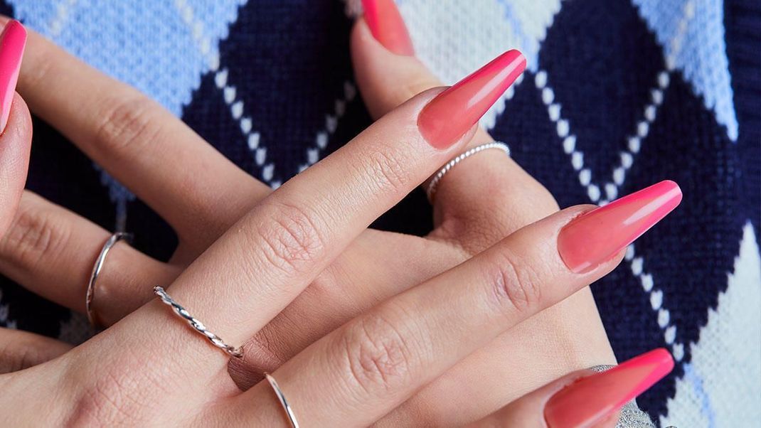 Wie gefällt euch der Nageltrend Neon Nails in Pink? Mehr Nail Art Inspirationen findet ihr im Beauty-Artikel. 