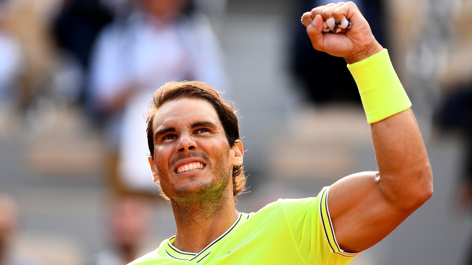 
                <strong>Federer vs. Nadal - eine Rivalität für die Ewigkeit</strong><br>
                Denn: "Sandplatz-König" Nadal ist auf seinem Lieblingsbelag favorisiert. Bereits zwölfmal konnte der Spanier das Grand-Slam-Turnier auf Sand für sich entscheiden. In den vergangenen zehn Jahren holte Nadal siebenmal den Titel in Paris. Zwischen 2010 und 2014 waren es fünf Siege in Folge. Damit toppte Nadal das Kunststück, das ihm zwischen 2005 und 2008 gelang, als er vier Jahre in Folge die French Open gewann. Die Sand-Bilanz der beiden gegeneinander: 13:2 für Nadal.
              