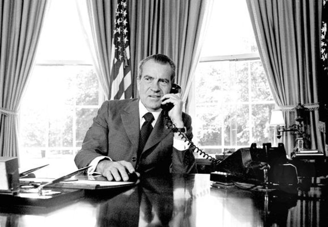 Nixon 1972 bei einem Telefonat mit der israelischen Premierministerin Golda Meir. Dank seiner Abhöranlage wurde auch dieses Gespräch im Geheimen aufgenommen.