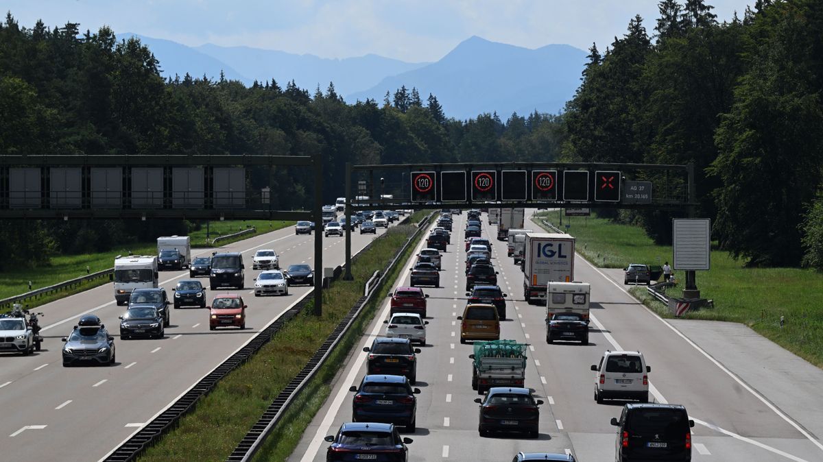Autos stauen sich auf der Autobahn A8 München-Salzburg. 
