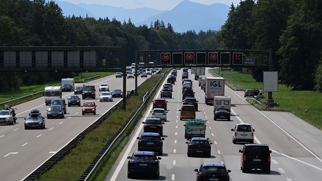 Autos stauen sich auf der Autobahn A8 München-Salzburg. 