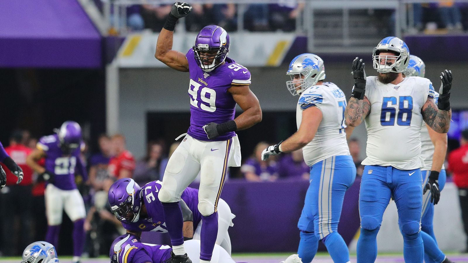 
                <strong>Gewinner: Danielle Hunter </strong><br>
                Die Statistiken des Pass Rushers der Minnesota Vikings im Spiel gegen die Detroit Lions: sechs Tackles, drei Sacks und drei Tackles für Raumverlust. Nach diesem Spieltag hängt wohl im Duden ein Bild von Danielle Hunter neben dem Wort "Dominanz". Mit den drei Sacks stellte Hunter einen neuen Rekord auf. Der 25-Jährige ist der jüngste Spieler in der Geschichte der NFL mit 50 Sacks.
              