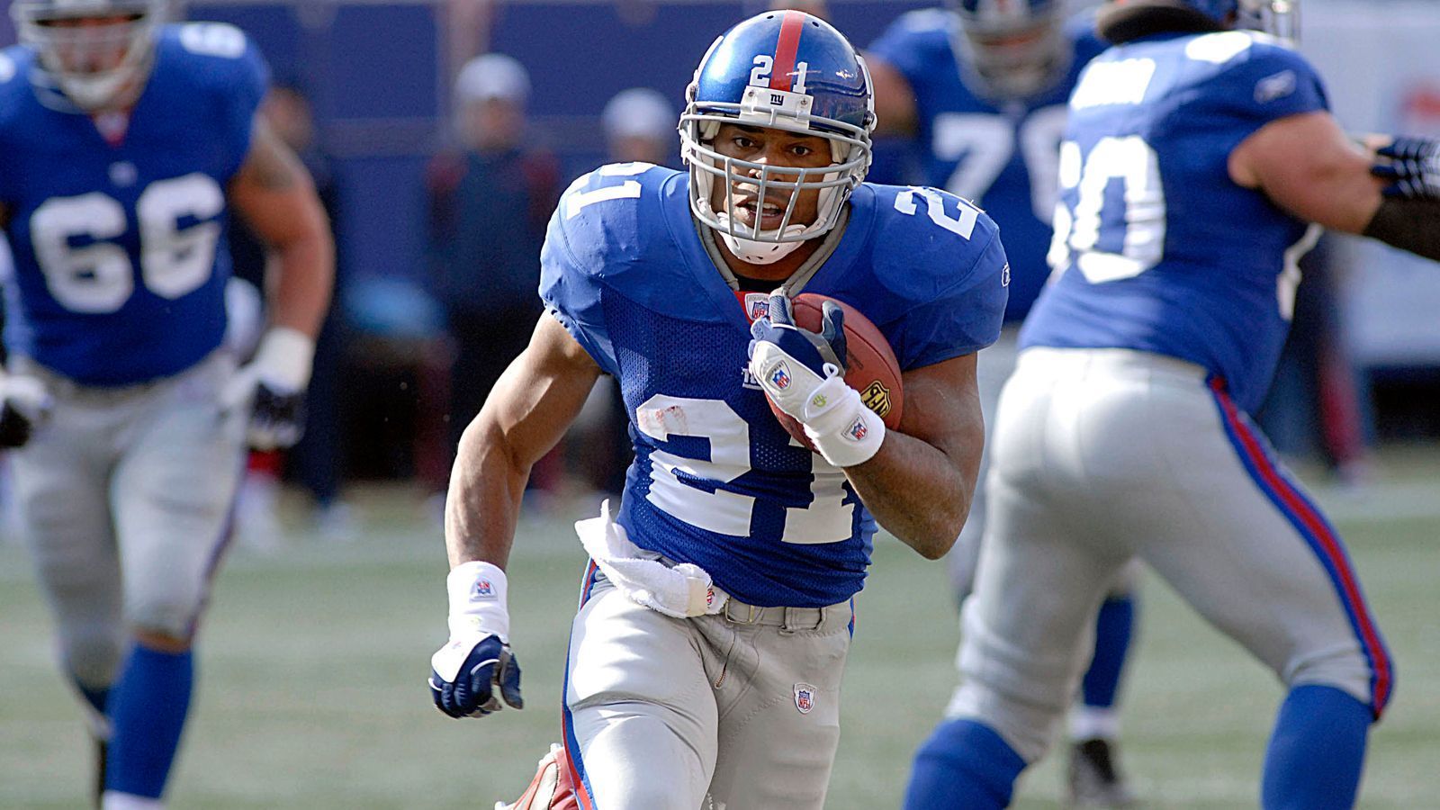 
                <strong>Tiki Barber (New York Giants) - Running Back</strong><br>
                In seinen ersten drei Saisons absolvierte Barber nur elf Spiele als Starter, seinen großen Durchbruch feierte der Running Back dann in der Saison 2000 mit insgesamt 1.700 Yards und dem Einzug in Super Bowl XXXV. Der dreimalige Pro Bowler hatte mit 1.860 Rushing Yards 2005 seine beste Saison und wurde verdient als All-Pro ausgezeichnet. Barber ist Mitglied im Ring of Honor der Giants und hält den Franchise-Rekord für die meisten Rushing Yards in einer Karriere (10.449 Yards). Auch Tikis Zwillingsbruder Ronde Barber war lange in der NFL aktiv und ist ebenfalls seit Jahren ein Kandidat für die Aufnahme in die Hall of Fame.
              