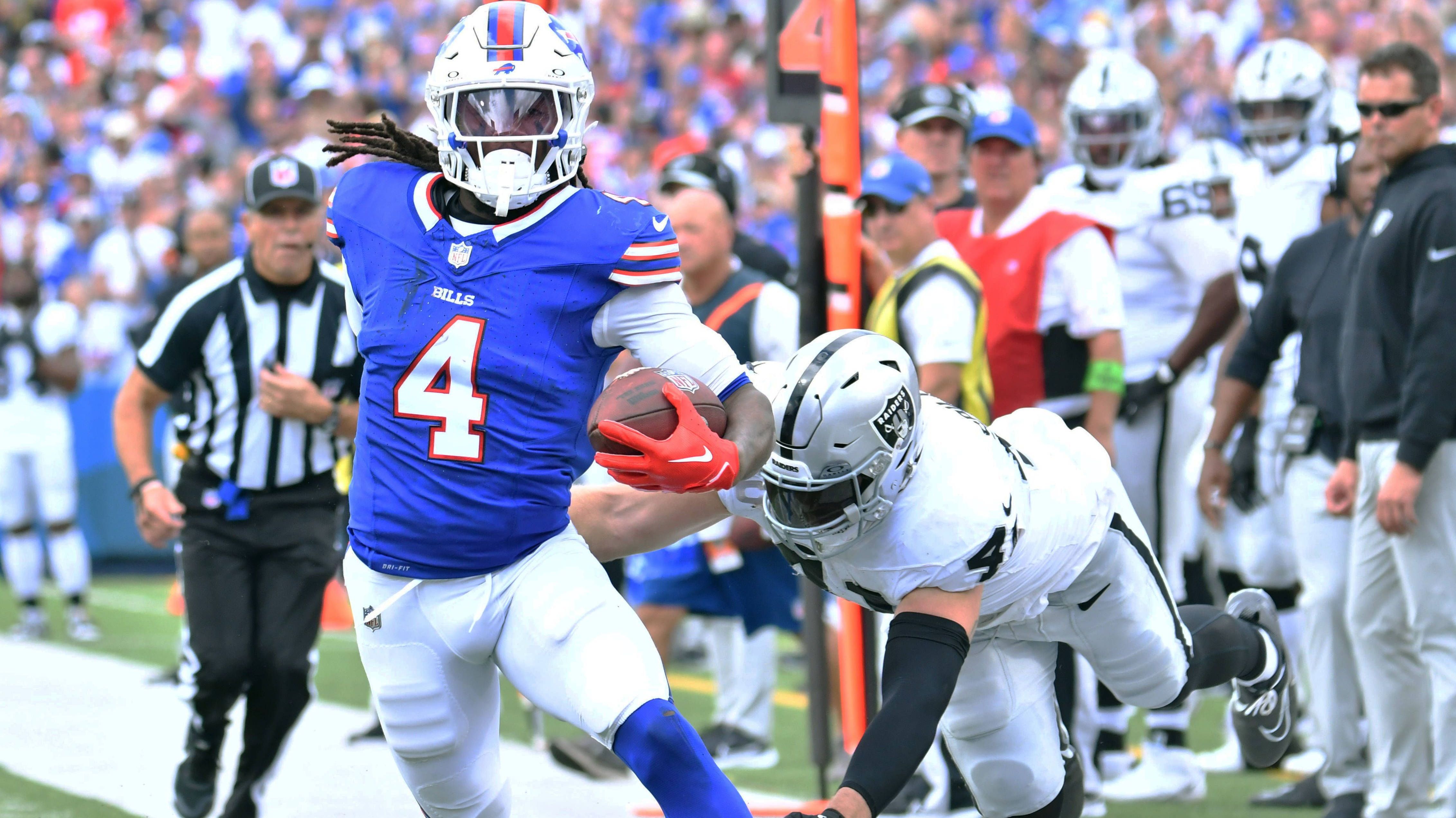 <strong>Gewinner: James Cook (Buffalo Bills)</strong><br>Denn, dass die Buffalo Bills auf einmal ein Laufspiel haben, ist doch etwas Neues. 17 Läufe für 123 Yards auf dem Boden kann der Bruder von Dalvin Cook von den New York Jets vorweisen. Hinzu kommen 36 Receiving Yards. Ein Breakout Game für den Sophomore Running Back, auf das die Fans der Bills seit langem warten?