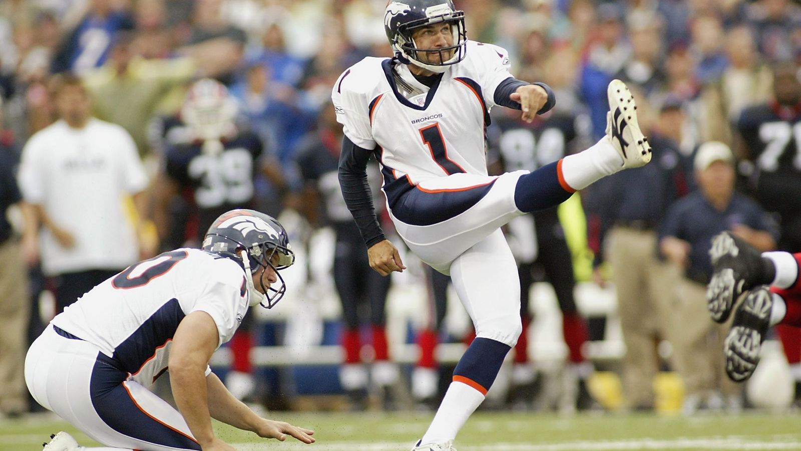 <strong>Jason Elam - 63 Yards</strong><br>Als Kicker der Denver Broncos hat man den Vorteil der Höhenlage, Jason Elam nutzte diesen am 25. Oktober 1998 zu einem 63-Yards-Field-Goal gegen die Jacksonville Jaguars.
