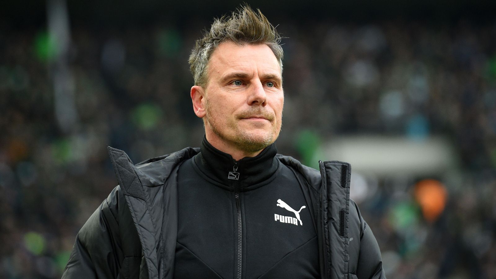 
                <strong>Borussia Mönchengladbach: Chefscout Steffen Korell</strong><br>
                Von 2000 bis 2005 spielte Steffen Korell als Profi für die Borussia, danach wechselte der einstige Defensivmann ins Management der "Fohlen". Nach den Karriereschritten zum Teamkoordinator und Chefscout ist der 48-Jährige seit Anfang 2018 Leiter der Scouting-Abteilung beim Bundesligisten, der in den letzten Jahren immer wieder durch kluge Transfers positiv auf sich aufmerksam machte. Mit Max Eberl arbeitet Korell einem Manager zu, der früher ebenfalls für die Gladbacher selbst noch auf dem Feld stand. 
              