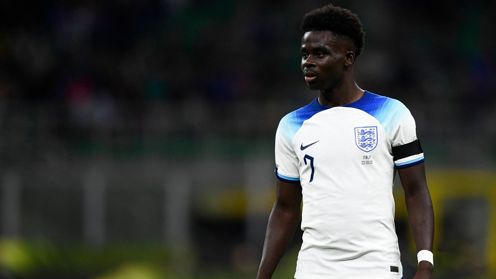 
                <strong>Bukayo Saka (21)</strong><br>
                Nationalmannschaft: EnglandVerein: FC Arsenal Marktwert: 90 Millionen EuroBei der EM 2021 erlebt Saka die wohl bislang größte Enttäuschung seiner Karriere. Im Finale gegen Italien vergab er den entscheidenden Elfmeter. Doch all das ist vergessen. Mit Arsenal setzt der 21-Jährige Tempodribbler in dieser Saison zum Höhenflug an. In der englischen Naionalmannschaft könnte er zum absoluten Topstar avancieren. 
              