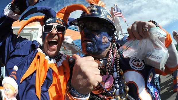 
                <strong>Denver Broncos</strong><br>
                Sie lassen die Puppe (li.) tanzen.
              