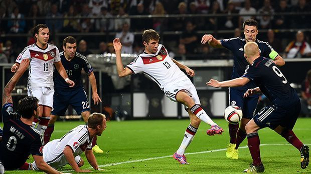 
                <strong>7. September 2014: Deutschland - Schottland 2:1</strong><br>
                7. September 2014: Deutschland - Schottland 2:1. Es war das erste Pflichtspiel der DFB-Elf nach dem WM-Finale. Deutschland schlug Schottland mühevoll mit 2:1. Welcher deutsche Spieler in den nächsten Monaten unerlässlich werden sollte, zeigte sich schon hier: Thomas Müller schoss beide Tore.
              
