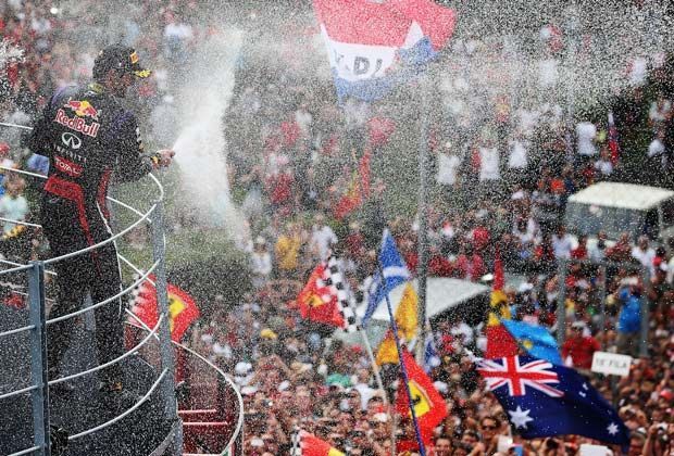
                <strong>Webber in Feierlaune</strong><br>
                Mark Webber schafft es bei seinem letzten Italien-Grand-Prix aufs Podium - Platz drei. Die anschließende Sektdusche kostet der Australier vollends aus - und zeigt beim Jubeln sogar Teamfähigkeiten...
              