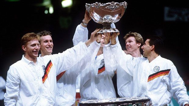 
                <strong>Vorteil Deutschland: Die größten Triumphe von Boris Becker, Michael Stich und Co.</strong><br>
                Sieg im Davis Cup - der erste in der Historie des DTB. 1988 setzen sich Boris Becker, Patrick Kühnen, Teamchef Niki Pilic, Eric Jelen und Carl-Uwe Steeb (von links) gegen Schweden durch.
              