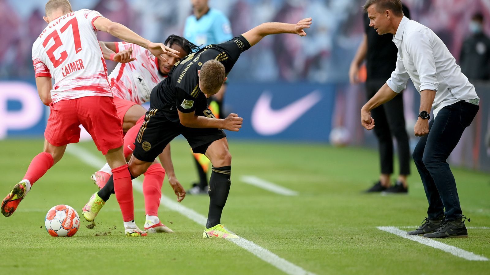 
                <strong>Joshua Kimmich (FC Bayern München)</strong><br>
                Wie seine Mitspieler anfangs mit sehr hohem Pressing. In einer hart umkämpften Partie zumeist defensiv gebunden. Macht wie der gesamte Defensivverbund der Münchner einen stabilen Eindruck. Gibt die Vorlage zum Treffer von Choupo-Moting in der Nachspielzeit.ran-Note: 3
              