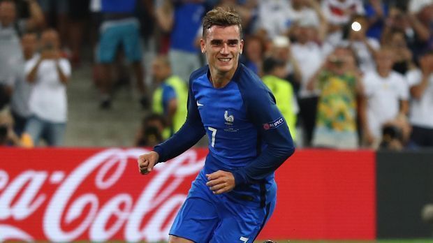 
                <strong>Antoine Griezmann</strong><br>
                Antoine Griezmann: Er ist wie erwartet der Dreh- und Angelpunkt in Frankreichs Offensivspiel. Nach rund sechs Minuten hat er die erste Chance, wird immer wieder von seinen Mitspielern gesucht und ist Frankreichs Mann des Spiels: Nervenstark schnappt er sich den Ball vor dem Elfmeter in der Nachspielzeit der ersten Hälfte und verwandelt eiskalt gegen Manuel Neuer. Macht auch das spielentscheidende 2:0 in der 72. Minute. Auch nach hinten erweist sich Griezmann mit seinem Defensiv-Einsatz als Teamplayer. ran-Note: 1
              