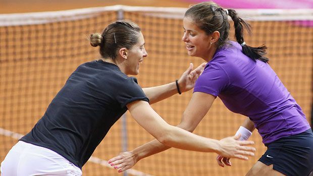 
                <strong>Petko und Jule haben Spaß</strong><br>
                Die ein Jahr ältere Fed-Cup-Kollegin Andrea Petkovic ist nicht nur ein ständiger Wegbegleiter in Görges Karriere, sondern auch eine gute Freundin. Da kann es auf dem Tennisplatz schon mal zu einer kleinen Rangelei kommen.
              