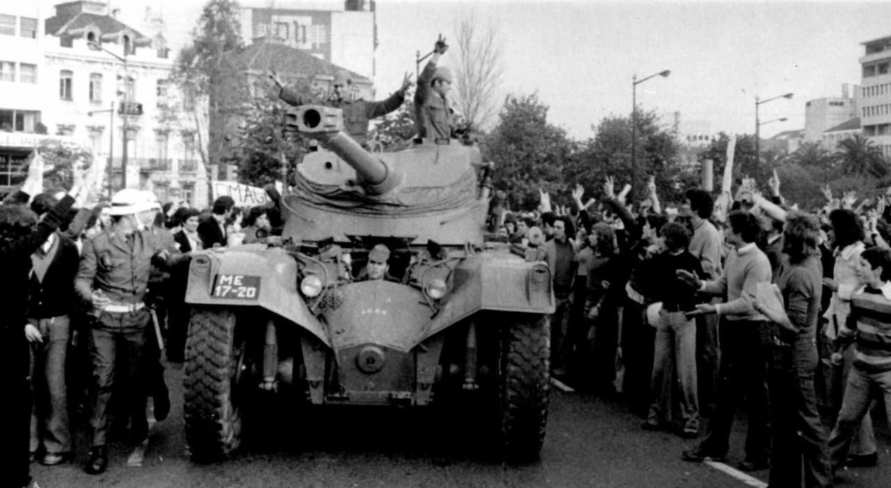 In der sogenannten Nelkenrevolution putschte das Militär in Portugal im April 1974 gegen die herrschende Diktatur. Die Mehrheit der Bevölkerung unterstützte den Aufstand - und so konnte sich nach freien Wahlen erstmals eine demokratische Regierung etablieren. 