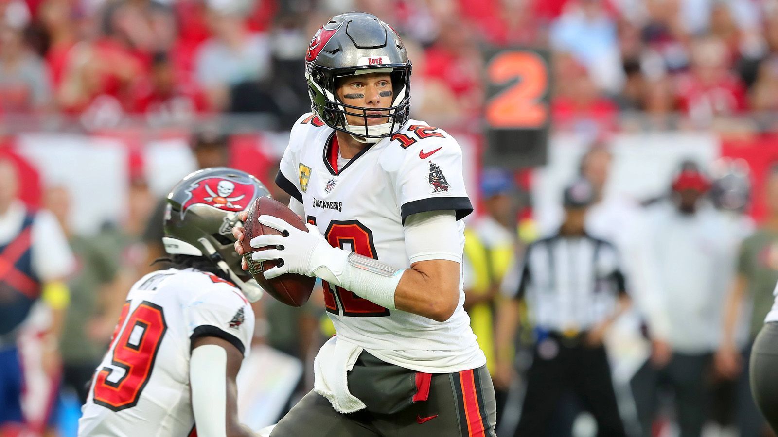 
                <strong>Tampa Bay Buccaneers erhalten "Heimrecht" -  Datum steht</strong><br>
                Die Tampa Bay Buccaneers werden das erste NFL-Team, das ein Saisonspiel in Deutschland austragen wird. Die Franchise um Tom Brady gibt damit ein "echtes" Heimspiel im Raymond James Stadium auf und wird stattdessen Gastgeber in München. Bereits im April 2022 wird festgelegt, dass das Spiel am 13. November in Woche 10 stattfinden wird. Nur der Gegner fehlte noch.
              
