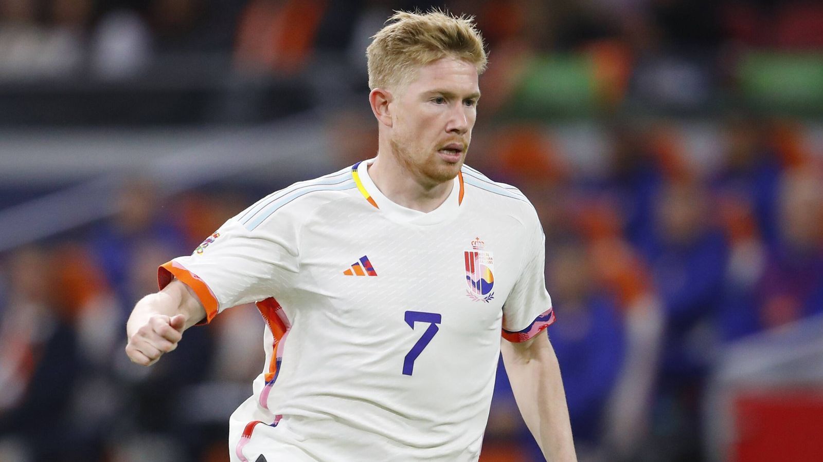 
                <strong>Kevin De Bruyne (Belgien)</strong><br>
                Wie van Dijk ist auch Kevin De Bruyne 31 Jahre alt. Auch er könnte also durchaus in vier Jahren noch eine WM spielen, der Mittelfeldspieler befindet sich aktuell aber vermutlich auf dem Zenit seines Schaffens. De Bruyne steht für die "Goldene Generation" der Belgier, für die die WM in Katar die wohl letzte Chance wird, sich einen Titel zu schnappen. Thibaut Courtois, Eden Hazard, Axel Witsel - sie alle sind mittlerweile über 30 Jahre alt und über den ewigen Status des Geheimfavoriten noch nicht hinausgekommen.
              