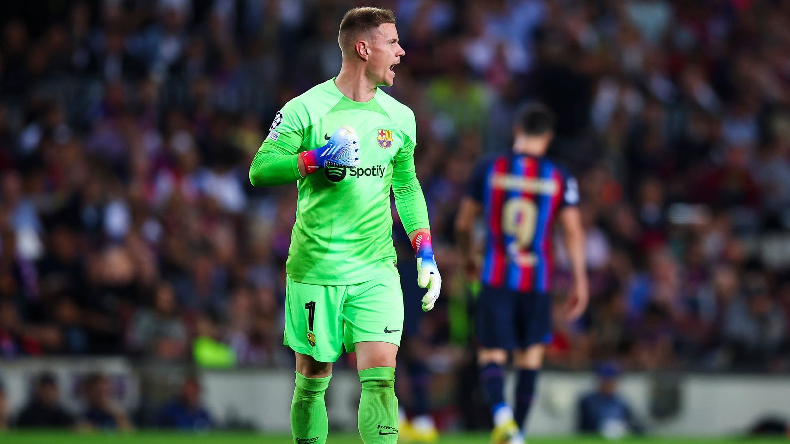 
                <strong>Marc-Andre ter Stegen (FC Barcelona)</strong><br>
                Wird auch über die Personalie Marc-Andre ter Stegen diskutiert, falls Barca aus der Champions League rausfliegt? Um den 30 Jahre alten DFB-Keeper rankten sich zuletzt schon Gerüchte, er könne Nachfolger von Manuel Neuer bei den Bayern werden. Dies berichtete die katalanische Zeitung "El Nacional". Ter Stegens Vertrag bei Barca läuft noch bis 2025.
              