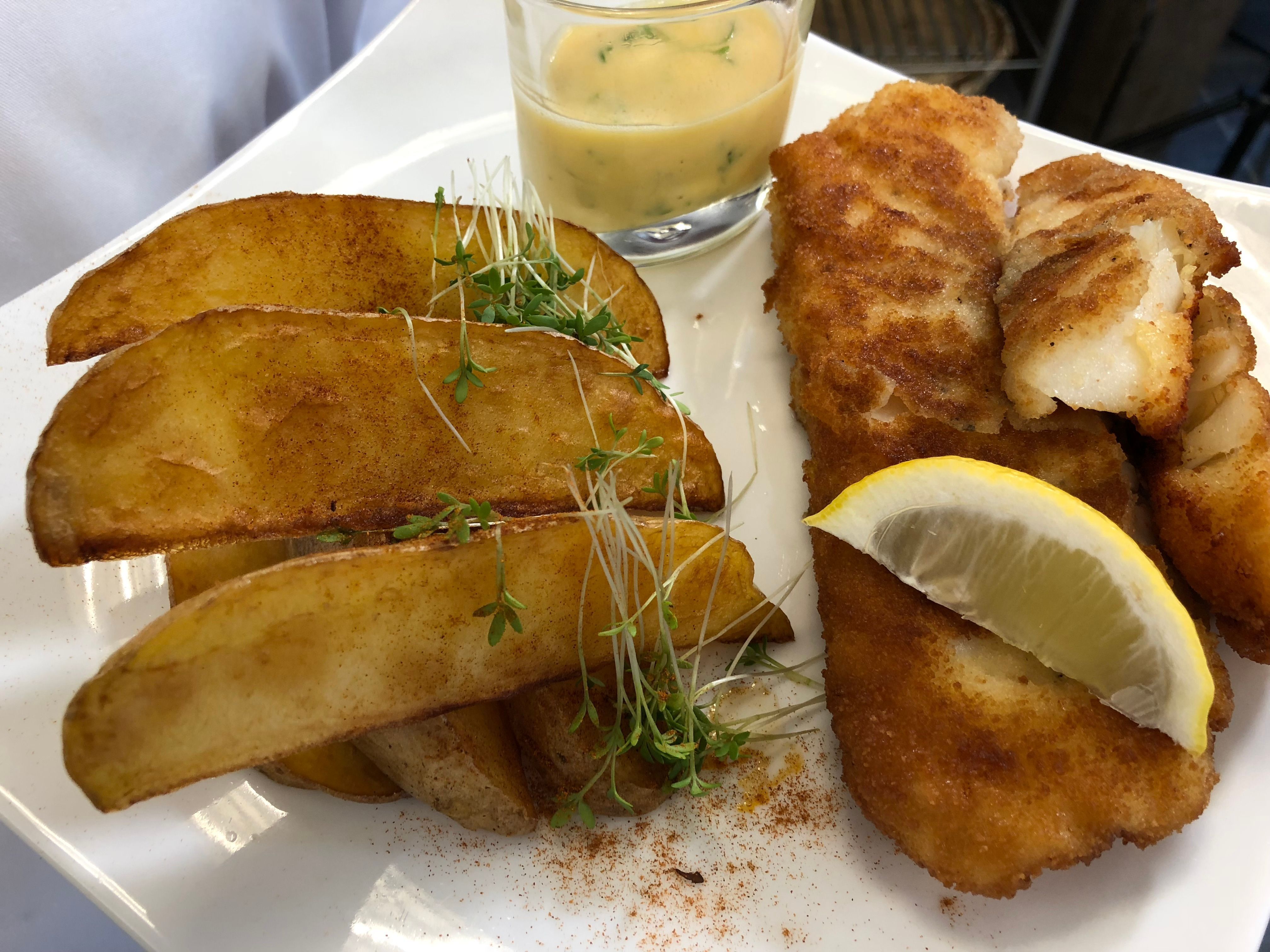 Backfisch mit Remoulade und Wedges