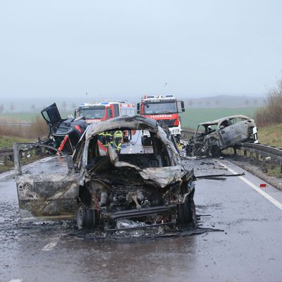 Thüringen, Bad Langensalza: Zwei ausgebrannter PKW stehen an der Unfallstelle auf der B247.