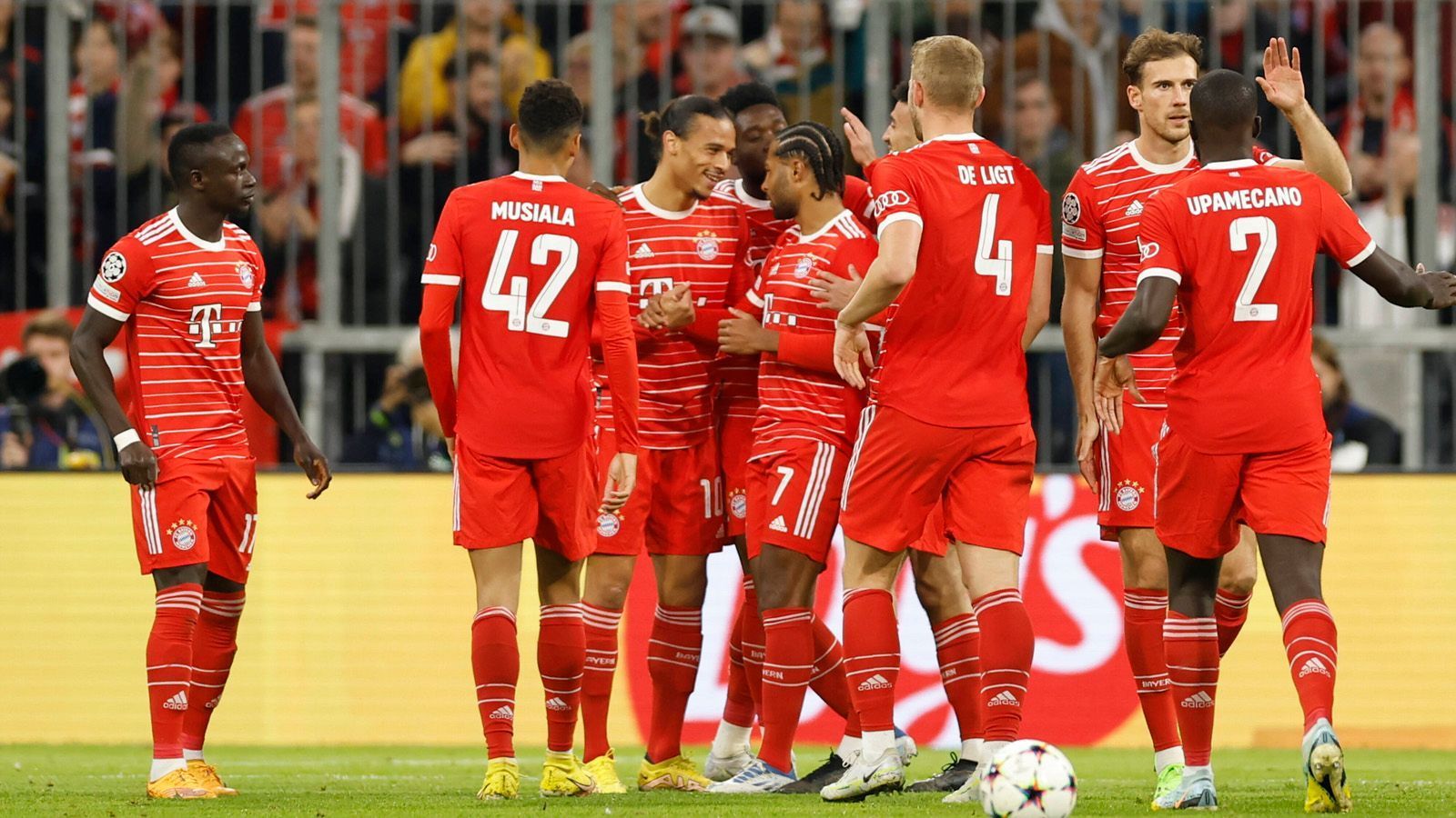 
                <strong>Lockeres 5:0 gegen Viktoria Pilsen: FCB-Stars in der Einzelkritik</strong><br>
                Mit einem ungefährdeten 5:0 (4:0) gegen Pilsen schießt sich der FC Bayern für den Klassiker bei Borussia Dortmund warm. Gegen schwache Gäste glänzen vor allem die Offensivkräfte. ran hat genau hingeschaut und die FCB-Spieler in der Einzelkritik. 
              