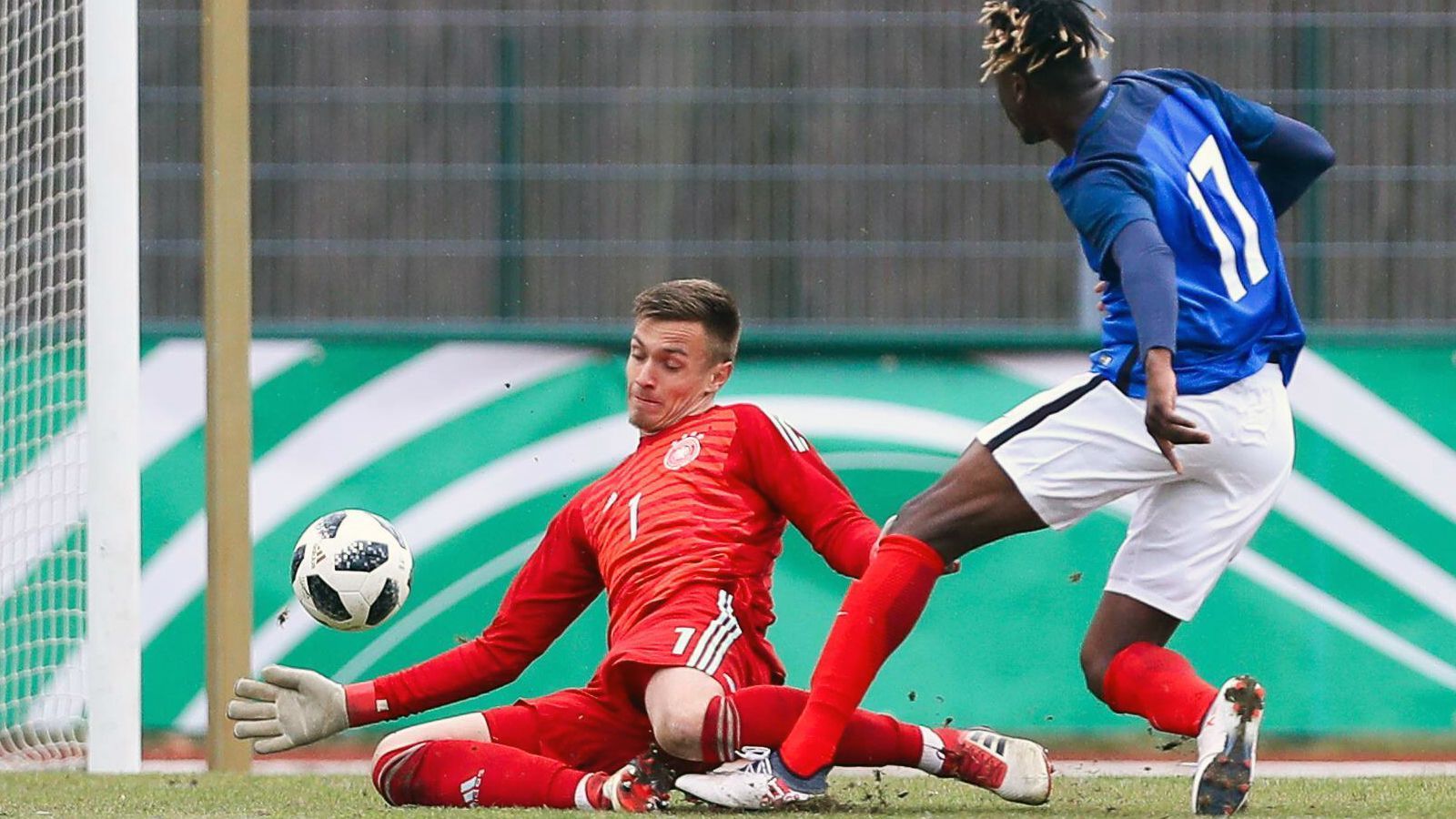 
                <strong>Christian Früchtl (FC Bayern München, U19-Nationalspieler)</strong><br>
                Neben Plogmann ist Bayerns Nachwuchstorhüter Christian Früchtl eine der heißesten Aktien in der aktuellen U19-Nationalmannschaft. Der 18-Jährige aus Bischofsmais wartet zwar noch auf sein Profi-Debüt für den deutschen Rekordmeister, steht aber - wie Plogmann - regelmäßig bei der zweiten Mannschaft in der Regionalliga im Tor. Früchtl debütierte im September 2018 in der U19-Auswahl des DFB und durfte gleich zum Einstand einen 2:1-Sieg über die Slowakei feiern. Der Vertrag des 1,93-Meter-Hünen beim FC Bayern läuft noch bis 2020. "Mein ganz großer Traum ist es natürlich, in der Zukunft die Nummer eins beim Rekordmeister zu sein", erklärte Früchtl seine perspektivischen Ambitionen zuletzt in der "Bild".
              